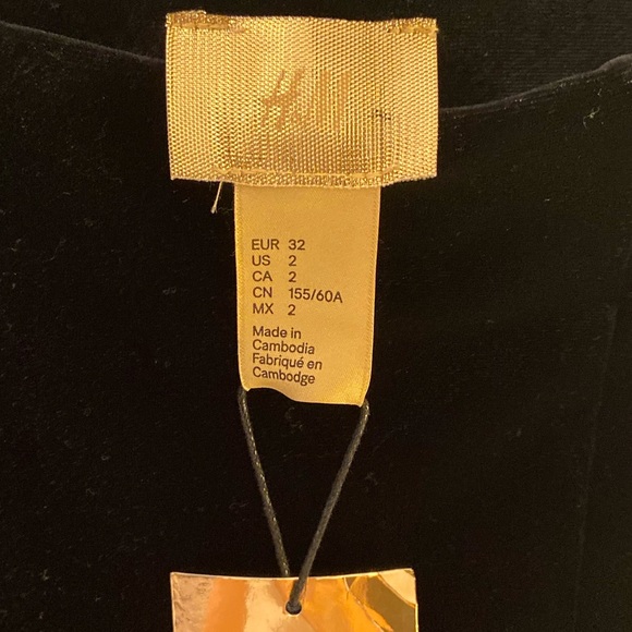 NWT H&M velvet skirt with lace trim and slit - Picture 5 of 5